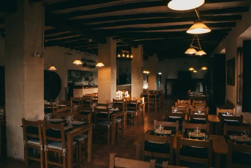 Interior del restaurante Son Colom con barra y mesas