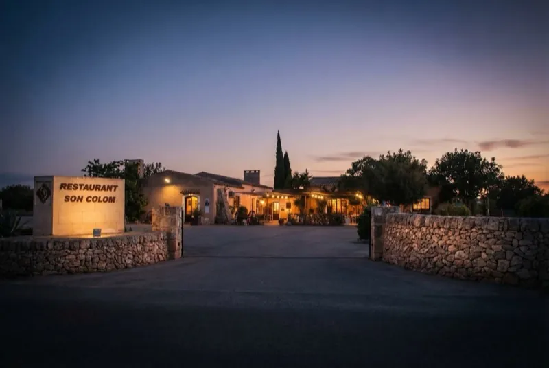 Entrada del restaurante Son Colom al anochecer