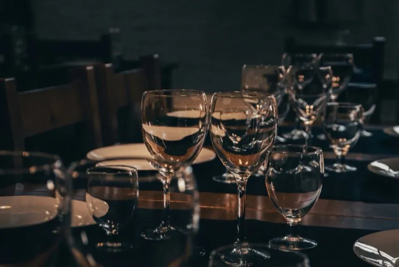 Detalle de copas de cristal en Son Colom