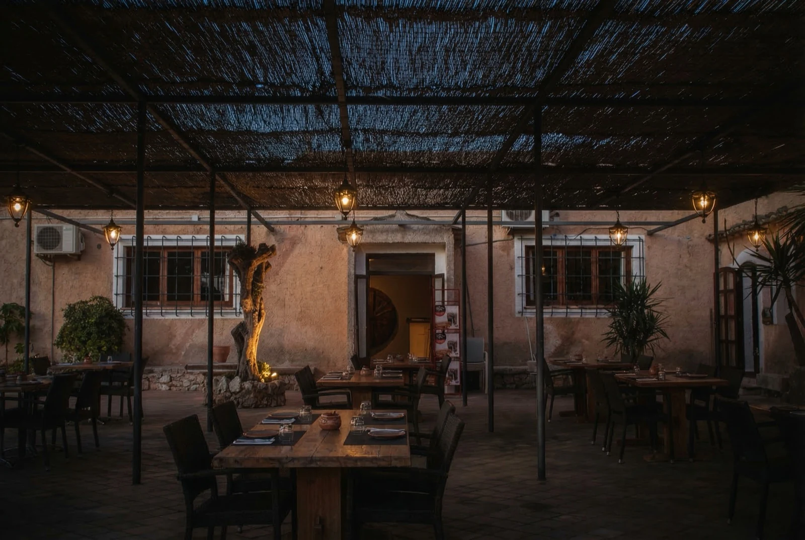 Terraza con pérgola del restaurante Son Colom de noche