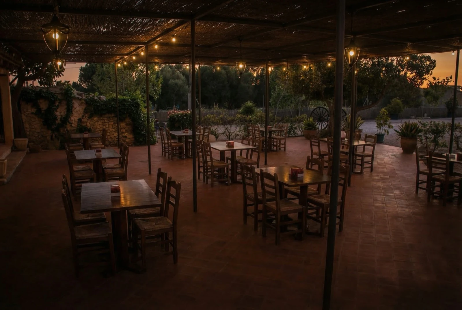 Terraza del restaurante Son Colom al atardecer