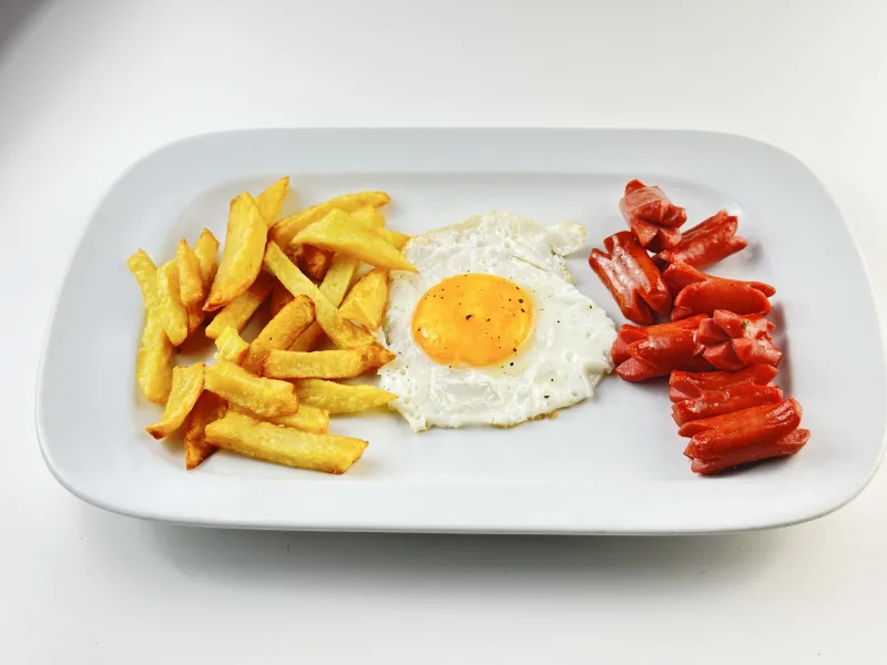 Salchichas y huevos con patatas